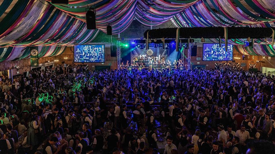Als die Kapelle Josef Menzl am Montag, 10. August, im Festzelt Weckmann aufspielte, war die Stimmung ausgelassen. Als die Kapelle Josef Menzl am Montag, 10. August, im Festzelt Weckmann aufspielte, war die Stimmung ausgelassen.