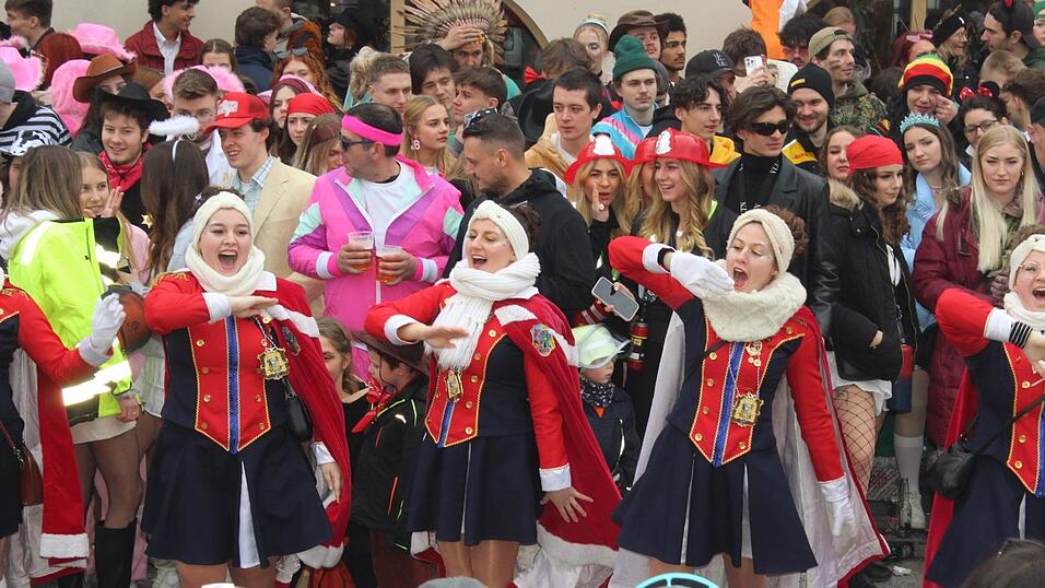 Beste Stimmung herrschte beim Rosenmontagszug in Geisenhausen.