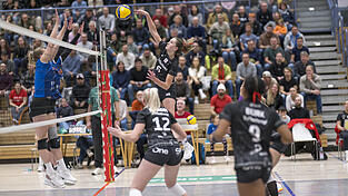 Ein Zweierblock - kein Problem: Diagonalangreiferin Annie Hatch sammelte in Dingolfing mit 13 Zählern die meisten Raben-Punkte und verwandelte nach nicht mal einer Stunde Spielzeit den Matchball zum 25:7.