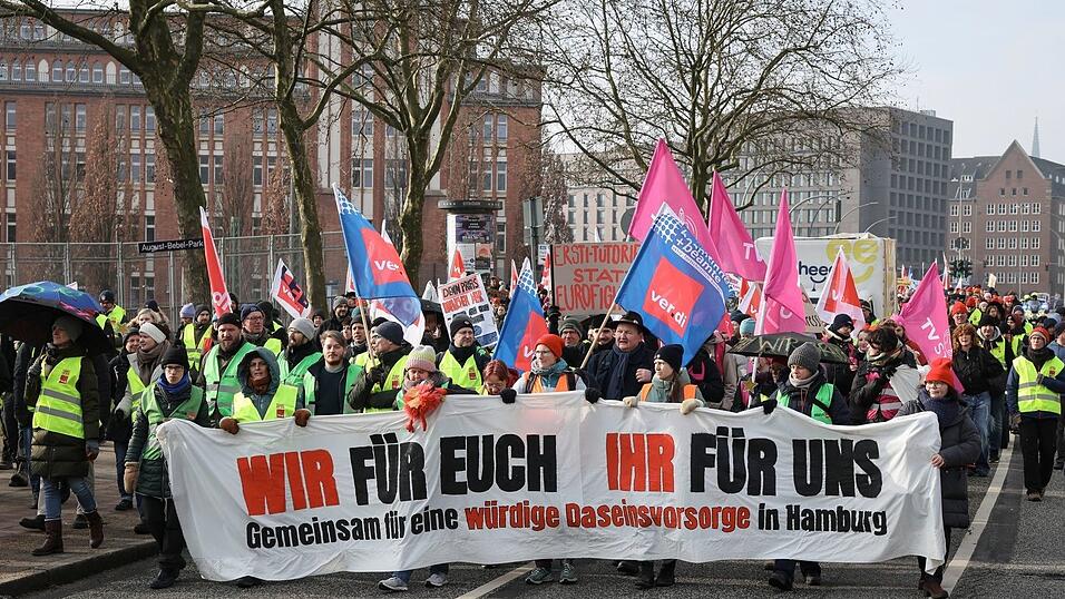 Nach tagelangen Protesten wie hier in Hamburg gehen die Tarifverhandlungen in die wohl letzte Runde. (Archivfoto)