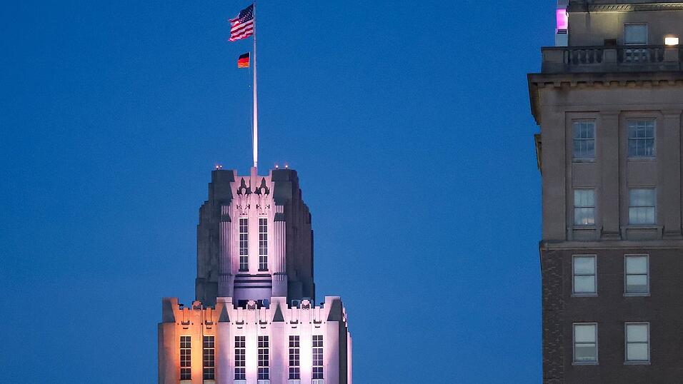 Auf einem Hochhaus in Winston-Salem weht unter der US-Fahne eine deutsche Fahne.