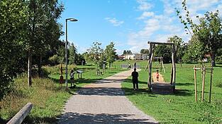 An der Buja-Allee (&bdquo;Klimaweg 8&ldquo; unter den Vilsbiburger Wanderwegen) wachsen viele junge B&auml;ume.
