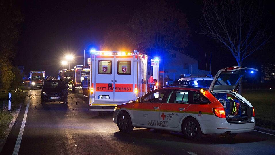 Zwei Menschen starben bei einem Verkehrsunfall am Montagabend auf der B11 bei Eching. Zwei Menschen starben bei einem Verkehrsunfall am Montagabend auf der B11 bei Eching.