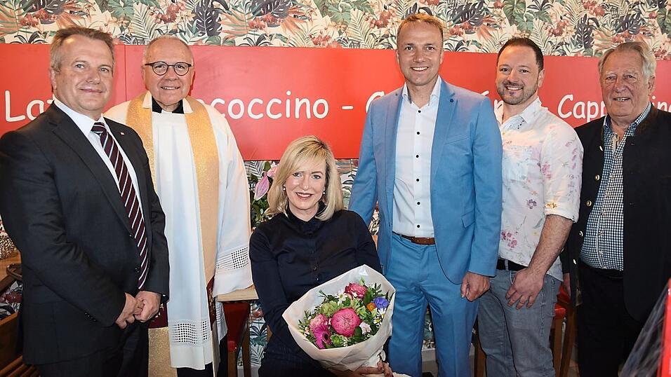 Anthony Schwaiger von der Deutschen Bahn, Pfarrer Eugen Pruszynski, Claudia Djukic, B&uuml;rgermeister Armin Grassinger, Marco Gambel (Werbeagentur) und Gastronom Hans Beck.