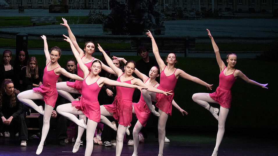 Einer der Höhepunkte des Programms war die Konfrontation einer Balletttruppe mit einer Hip-Hop-Crew (die den Tanz gerade der Elevinnen gerade recht grimmig beobachtet). Einer der Höhepunkte des Programms war die Konfrontation einer Balletttruppe mit einer Hip-Hop-Crew (die den Tanz gerade der Elevinnen gerade recht grimmig beobachtet).