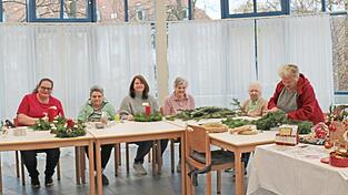 Im Elisabethenheim sind alle schon in Weihnachtsstimmung: Betreuungskraft Verena Karl (v.l.), Sieglinde Dachs, Ramona Köppl (stellvertretende Pflegedienstleiterin), Anna Stern, Franziska Gierl und Therese Bauer. Im Elisabethenheim sind alle schon in Weihnachtsstimmung: Betreuungskraft Verena Karl (v.l.), Sieglinde Dachs, Ramona Köppl (stellvertretende Pflegedienstleiterin), Anna Stern, Franziska Gierl und Therese Bauer.