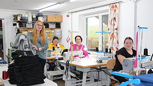 Kathrin Baumann (l.) ist Chefin der Schneiderei 'Roter KNOpf' in Neukirchen b. Hl. Blut. Zusammen mit ihren 'Mädels' fertigt sie unter anderem Designerware für eine Münchner Nobelboutique. 'Wir haben schon so manchen Promi benäht', sagt die 37-Jährige. Aufträge hiesiger Vereine und Laufkundschaft mit Änderungswünschen schätze sie allerdings gleichermaßen. Darüber hinaus unterstütze sie gemeinnützige Projekte - beispielsweise die Herzkissen-Aktion des Frauenbunds. Kathrin Baumann (l.) ist Chefin der Schneiderei 'Roter KNOpf' in Neukirchen b. Hl. Blut. Zusammen mit ihren 'Mädels' fertigt sie unter anderem Designerware für eine Münchner Nobelboutique. 'Wir haben schon so manchen Promi benäht', sagt die 37-Jährige. Aufträge hiesiger Vereine und Laufkundschaft mit Änderungswünschen schätze sie allerdings gleichermaßen. Darüber hinaus unterstütze sie gemeinnützige Projekte - beispielsweise die Herzkissen-Aktion des Frauenbunds.