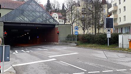 Das Bild t&auml;uscht: F&uuml;r eine z&uuml;gige Sanierung sollen die Ampeln am Josef-Deimer-Tunnel durch das Haushaltsplenum am Freitag auf Gr&uuml;n gestellt werden.