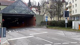 Das Bild täuscht: Für eine zügige Sanierung sollen die Ampeln am Josef-Deimer-Tunnel durch das Haushaltsplenum am Freitag auf Grün gestellt werden. Das Bild täuscht: Für eine zügige Sanierung sollen die Ampeln am Josef-Deimer-Tunnel durch das Haushaltsplenum am Freitag auf Grün gestellt werden.