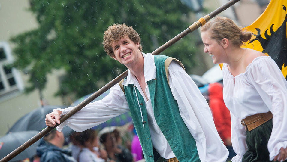 Alle Bilder dazu finden Sie hier.Foto: Mathias AdamBilder vom verregneten Volksfestauszug. Alle Bilder dazu finden Sie hier.Foto: Mathias AdamBilder vom verregneten Volksfestauszug.