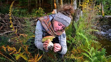Als Phytotherapeutin kennt, sammelt und verwertet Jessy die vielfältigen Kräuter und Pflanzen auf ihrem Grundstück.