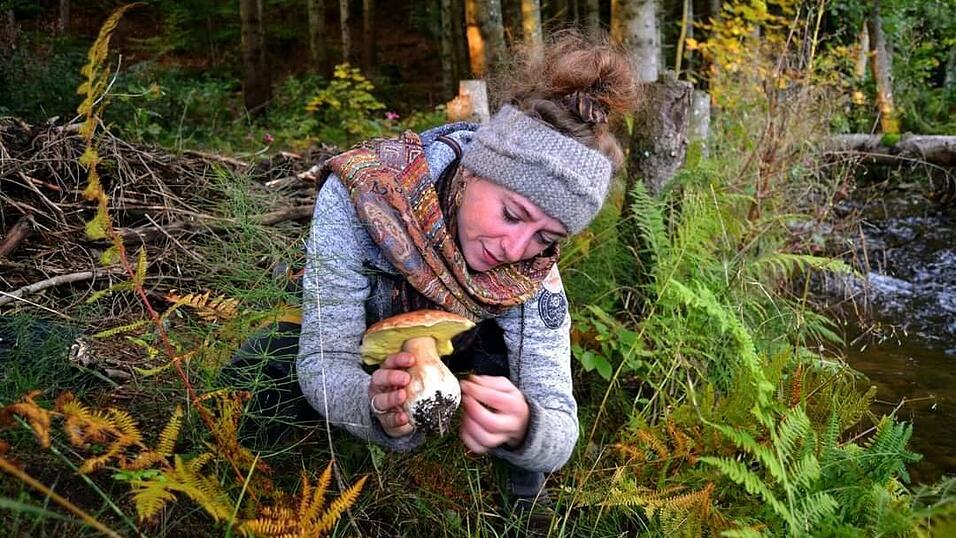 Als Phytotherapeutin kennt, sammelt und verwertet Jessy die vielf&auml;ltigen Kr&auml;uter und Pflanzen auf ihrem Grundst&uuml;ck.