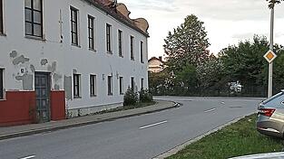 Am Schloss Weng soll der Eingang geschlossen und die Parkplatzsituation besprochen werden. Am Schloss Weng soll der Eingang geschlossen und die Parkplatzsituation besprochen werden.