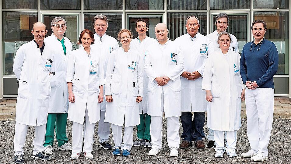Das Team des Universit&auml;ren Transplantationszentrums Regensburg (v.l.): Professor Daniel Zecher, Professor Bernhard Graf, Privatdozentin Dr. Lisa Geis, Professor Bernhard Banas, Dr. Katharina Schmidt, Professor Stefan Brunner, Professor Jens Werner, Professor Marcus Scherer, Dr. Markus G&ouml;tz, Professorin Christina Hackl und Professor Hans J. Schlitt.