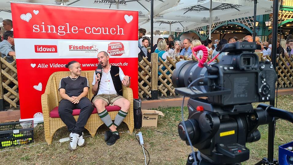 Die Single-Couch vor dem Nothaft-Festzelt am Gäubodenvolksfest.