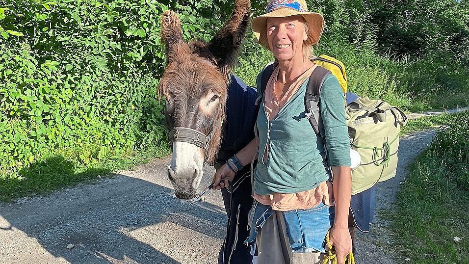 „Es ist immer wieder schön, zu erleben, wie der Esel die Seelen und Herzen aufmacht“: Gina Mues ist seit Mai 2024 mit dem zwölfjährigen Eselmischling Timor zu Fuß durch Süddeutschland unterwegs. „Es ist immer wieder schön, zu erleben, wie der Esel die Seelen und Herzen aufmacht“: Gina Mues ist seit Mai 2024 mit dem zwölfjährigen Eselmischling Timor zu Fuß durch Süddeutschland unterwegs.