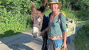 „Es ist immer wieder schön, zu erleben, wie der Esel die Seelen und Herzen aufmacht“: Gina Mues ist seit Mai 2024 mit dem zwölfjährigen Eselmischling Timor zu Fuß durch Süddeutschland unterwegs. „Es ist immer wieder schön, zu erleben, wie der Esel die Seelen und Herzen aufmacht“: Gina Mues ist seit Mai 2024 mit dem zwölfjährigen Eselmischling Timor zu Fuß durch Süddeutschland unterwegs.