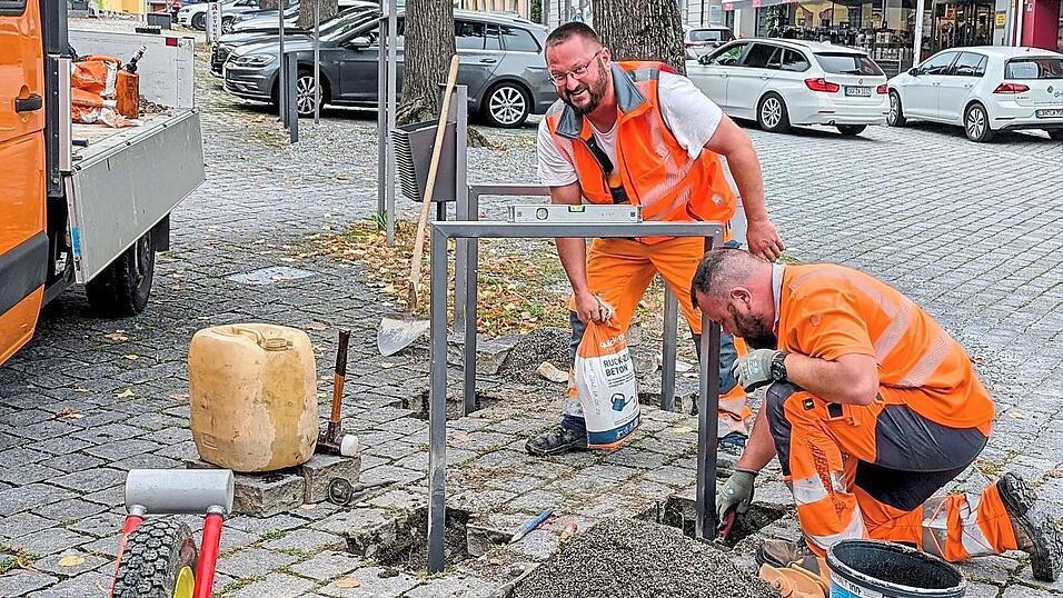 Genau Maß genommen haben die Mitarbeiter des Bauhofs gestern am Marienplatz bei der Montage von zwei neuen Fahrradständern.