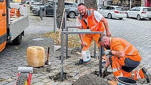 Genau Maß genommen haben die Mitarbeiter des Bauhofs gestern am Marienplatz bei der Montage von zwei neuen Fahrradständern.