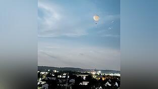 Ein weißer Fleck zog am Altdorfer Himmel. Ein weißer Fleck zog am Altdorfer Himmel.