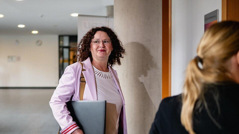 Die Fraktionsvorsitzende des BSW im Thüringer Landtag, Sigrid Hupach, erklärt nach einer Fraktionssitzung, ihre Fraktion halte an der Regierungskoalition mit CDU und SPD fest. Die Fraktionsvorsitzende des BSW im Thüringer Landtag, Sigrid Hupach, erklärt nach einer Fraktionssitzung, ihre Fraktion halte an der Regierungskoalition mit CDU und SPD fest.