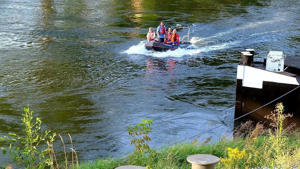 Nachdem der Notruf am Montagabend einging, haben sich sofort Rettungskr&auml;fte auf die Suche nach dem 26-j&auml;hrigen Schwimmer gemacht. Heribert Th&ouml;ne von der Wasserwacht betont, dass ein Rettungsversuch f&uuml;r Laien t&ouml;dlich enden kann. Jeder Beteiligte sollte sofort die 112 w&auml;hlen und versuchen, die Person zu beobachten, damit er detaillierte Angaben machen kann.