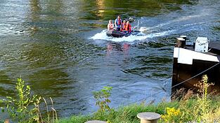 Nachdem der Notruf am Montagabend einging, haben sich sofort Rettungskr&auml;fte auf die Suche nach dem 26-j&auml;hrigen Schwimmer gemacht. Heribert Th&ouml;ne von der Wasserwacht betont, dass ein Rettungsversuch f&uuml;r Laien t&ouml;dlich enden kann. Jeder Beteiligte sollte sofort die 112 w&auml;hlen und versuchen, die Person zu beobachten, damit er detaillierte Angaben machen kann.