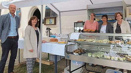 Nach dem deftigen Mittagessen gab es Kaffee und Gebäck von einem opulenten Kuchenbuffet. Da fiel auch Walderbachs Bürgermeister Michael Schwarzfischer die Entscheidung nicht leicht.