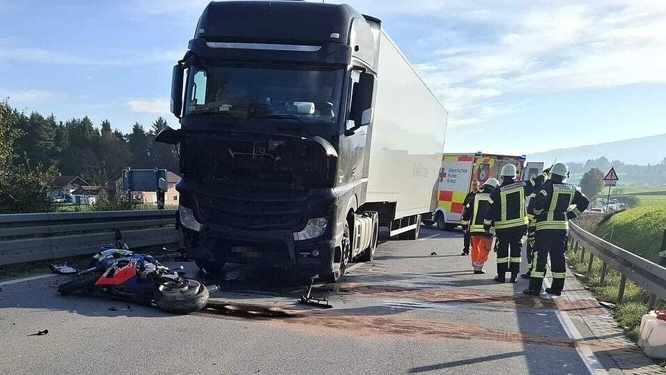 Der Motorradfahrer wurde schwer verletzt. Der Motorradfahrer wurde schwer verletzt.