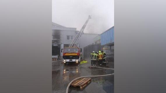 Es dauerte bis in die frühen Morgenstunden, ehe die Einsatzkräfte der Feuerwehr das Feuer unter Kontrolle hatten. (Foto: ih) Es dauerte bis in die frühen Morgenstunden, ehe die Einsatzkräfte der Feuerwehr das Feuer unter Kontrolle hatten. (Foto: ih)