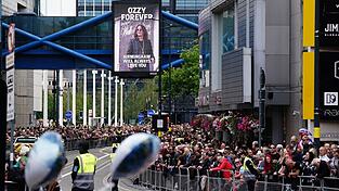 Tausende Menschen haben Abschied von Ozzy Osbourne genommen.
