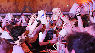 G&auml;ste sto&szlig;en im Festzelt Widmann auf dem Emslanderparkplatz an: Mit dem Starkbierfest beginnt in Landshut auch wieder die Zeit des traditionellen Politikerderbleckens.