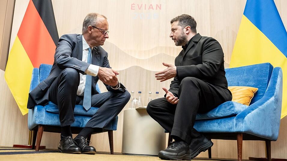 Bundeskanzler Friedrich Merz (CDU) bespricht mit dem ukrainischen Präsidenten Wolodymyr Selenskyj das weitere Vorgehen für ein Ende des russischen Angriffskriegs. Bundeskanzler Friedrich Merz (CDU) bespricht mit dem ukrainischen Präsidenten Wolodymyr Selenskyj das weitere Vorgehen für ein Ende des russischen Angriffskriegs.