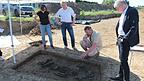 Kreisarchäologe Dr. Florian Eibl (2.v.r.) erklärt den Fund von Exing. Es handelt sich um das Skelett eines Mannes, der vor über 6800 Jahren gelebt hat. Kreisarchäologe Dr. Florian Eibl (2.v.r.) erklärt den Fund von Exing. Es handelt sich um das Skelett eines Mannes, der vor über 6800 Jahren gelebt hat.