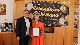 Bürgermeister Martin Stoiber übergibt der ehemaligen geschäftsleitenden Beamtin Sigrid Stebe-Hoffmann ihre Ruhestandsurkunde. Das Plakat im Hintergrund haben ihre Kollegen organisiert. Bürgermeister Martin Stoiber übergibt der ehemaligen geschäftsleitenden Beamtin Sigrid Stebe-Hoffmann ihre Ruhestandsurkunde. Das Plakat im Hintergrund haben ihre Kollegen organisiert.