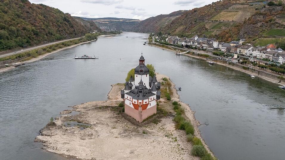 Dank der langsam steigenden Rheinpegel können vielfach die Fähren wieder verkehren - so wie hier in Kaub in Rheinand-Pfalz. Dank der langsam steigenden Rheinpegel können vielfach die Fähren wieder verkehren - so wie hier in Kaub in Rheinand-Pfalz.