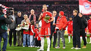 Harry Kane mit dem Ballon d'Or, im Hintergrund seine Familie.