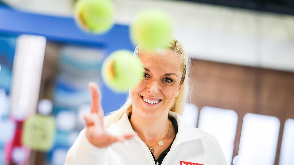 Sabine Lisicki spielt in der Serie Sabine Lisicki - und gibt in der Seifenoper einen Tennis-Workshop.
