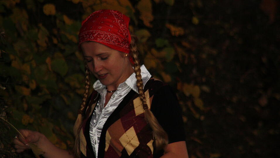 Inga als 'Rot-Z&ouml;pfchen' beim Gruseldreh im finsteren Steinacher Wald. (Foto: Pfeffer)
