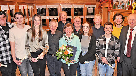 Bürgermeister Fritz Schötz (rechts) und dritter Bgm. Gerhard Dilger (Mitte, zweite Reihe) bei der Auszeichnung mit den Geehrten (von links) Johannes Rath, Markus Zollner, Lea Feldmeier, Rupert Steininger, Rosalinde Pilmeier, Siegfried Steininger, Hannah Sosnowsky, Felix Bugl, Jonas Windmaißer und Jonas Dilger.