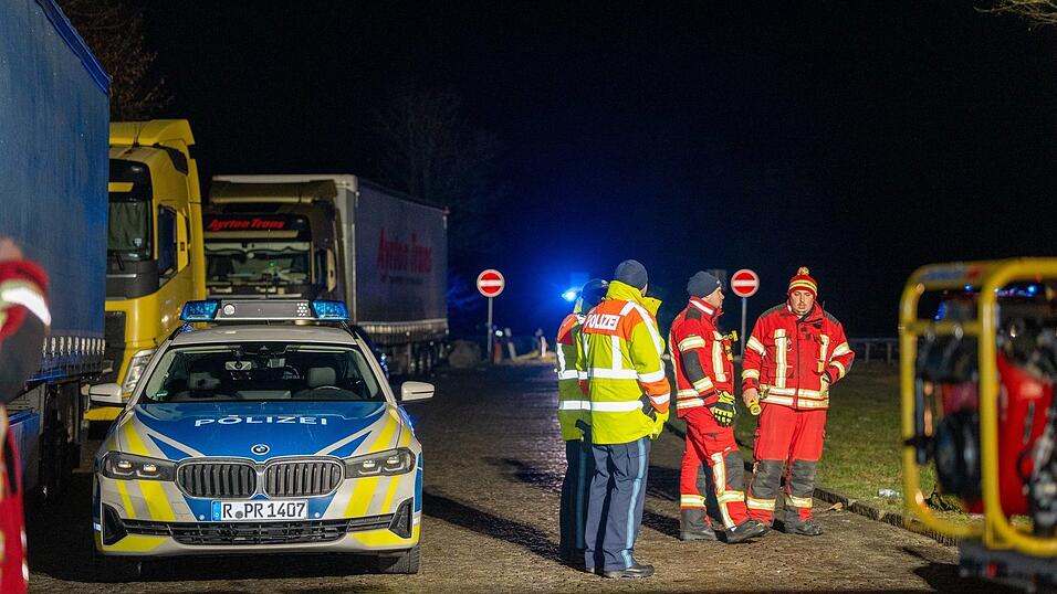 Auf einem Rastplatz bei Beratzhausen hat sich ein Auto überschlagen.