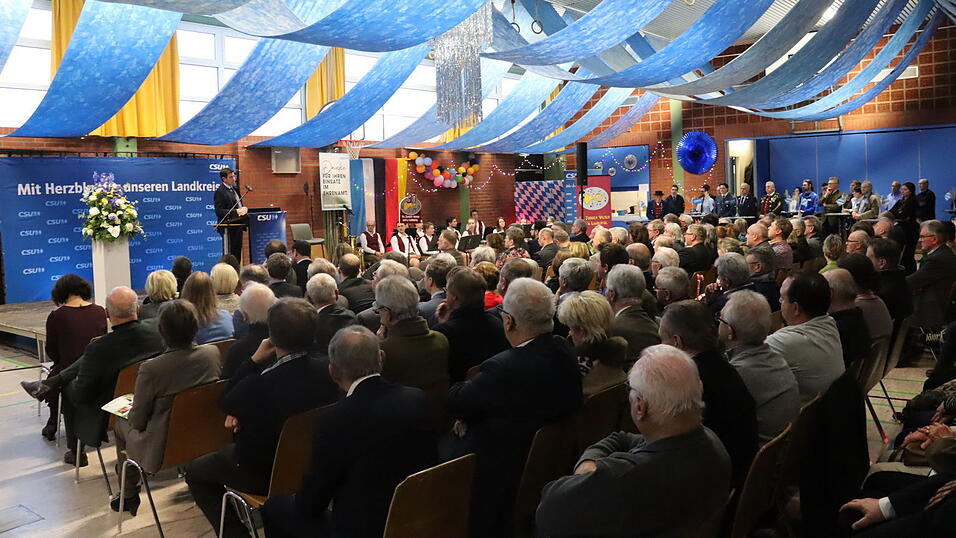 Rund 300 geladene G&auml;ste kamen f&uuml;r den Neujahrsempfang am Sonntagnachmittag in die Mehrzweckhalle der Mittelschule Laaber. Nicht nur Festredner Patrick Grossmann verbreitete Feierstimmung, sondern auch die Faschingsdeko. Am Abend zuvor war die Halle noch eine Partylocation.