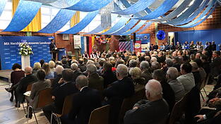 Rund 300 geladene G&auml;ste kamen f&uuml;r den Neujahrsempfang am Sonntagnachmittag in die Mehrzweckhalle der Mittelschule Laaber. Nicht nur Festredner Patrick Grossmann verbreitete Feierstimmung, sondern auch die Faschingsdeko. Am Abend zuvor war die Halle noch eine Partylocation.