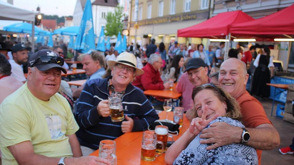 Viele Landshuter genossen ihren Freitagabend auf dem Bismarckplatzfest.