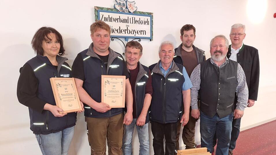 F&uuml;r zehn Jahre geehrt wurden (v.l.) Bianca Reitberger und Matthias Fuchs. Mit im Bild Walter Bachmeier und Max Zitzler (beide Vorstandsmitglieder) sowie Sebastian M&uuml;hlbauer (Vorstandsvorsitzender) und Zuchtleiter Josef Tischler.