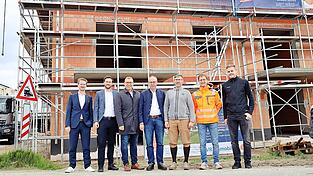 Fabian Straubinger, Immobilienberater Kapitalanlagen (v. l.), Daniel P&ouml;lsterl, Bereichsleiter Hausverwaltung, Martin Able, Gesch&auml;ftsf&uuml;hrer der VR-Immobiliengesellschaft, B&uuml;rgermeister Martin Hiergeist, Bautr&auml;ger Wolfgang Maierhofer, gesch&auml;ftsleitender Beamter Christoph Hofmeister sowie ein Eigent&uuml;mer einer der Wohnungen