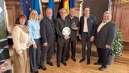 Abschlussbild im alten Rathaussaal: (v. l.) dritte Bürgermeisterin Dr. Ila Schnabel, zweite Bürgermeisterin Renate Wasmeier, Staatsminister Christian Bernreiter, Gerald Huber, Sepp Denk, Oberbürgermeister Dr. Christian Moser und stellvertretender Landrat Alois Oswald. Abschlussbild im alten Rathaussaal: (v. l.) dritte Bürgermeisterin Dr. Ila Schnabel, zweite Bürgermeisterin Renate Wasmeier, Staatsminister Christian Bernreiter, Gerald Huber, Sepp Denk, Oberbürgermeister Dr. Christian Moser und stellvertretender Landrat Alois Oswald.
