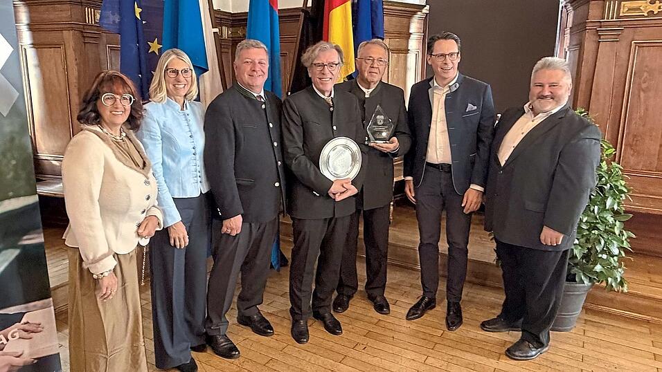 Abschlussbild im alten Rathaussaal: (v. l.) dritte Bürgermeisterin Dr. Ila Schnabel, zweite Bürgermeisterin Renate Wasmeier, Staatsminister Christian Bernreiter, Gerald Huber, Sepp Denk, Oberbürgermeister Dr. Christian Moser und stellvertretender Landrat Alois Oswald. Abschlussbild im alten Rathaussaal: (v. l.) dritte Bürgermeisterin Dr. Ila Schnabel, zweite Bürgermeisterin Renate Wasmeier, Staatsminister Christian Bernreiter, Gerald Huber, Sepp Denk, Oberbürgermeister Dr. Christian Moser und stellvertretender Landrat Alois Oswald.