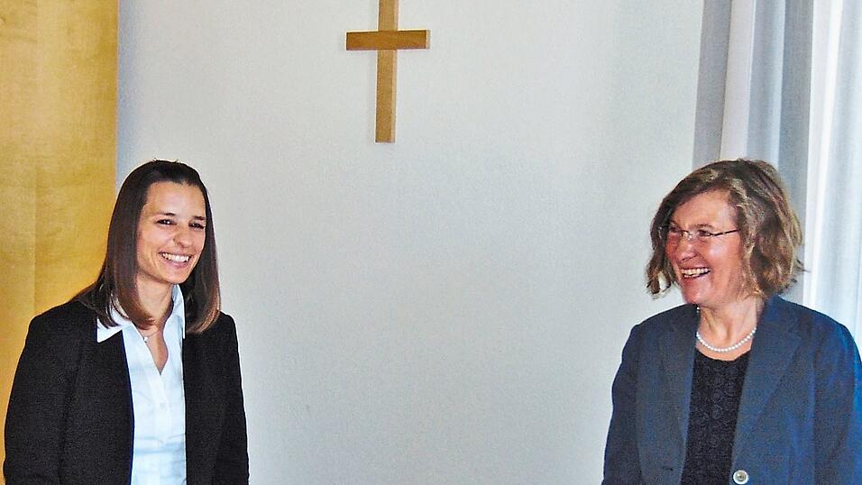 Amtsgerichtsdirektorin Eva Nistler (r.) stellte die neue Ermittlungsrichterin Christina Kiesl vor. Amtsgerichtsdirektorin Eva Nistler (r.) stellte die neue Ermittlungsrichterin Christina Kiesl vor.