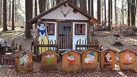 Sehr beliebt ist bei den Kindern die Küche neben dem Schneewittchenhaus. Neben dem Häuschen können die Kinder mit alten Töpfen und Geschirr ihre Kochkünste aus Naturmaterialien testen.